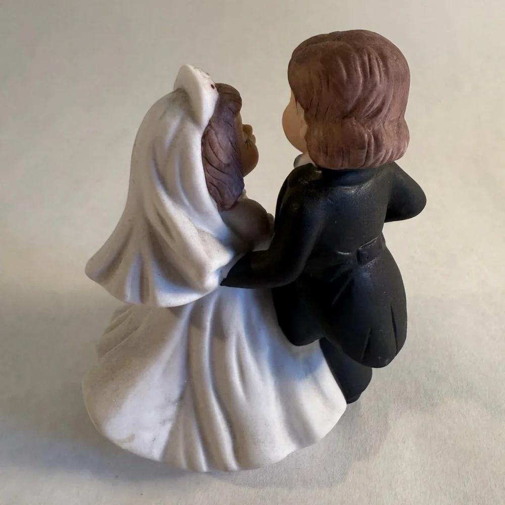 Adorable Bride and Groom Cake Topper NWOT